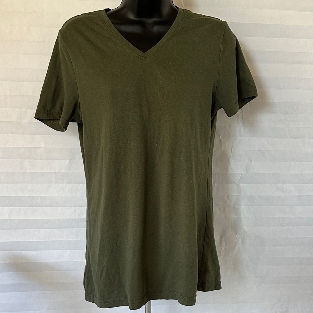 Time & Tru Olive Green V-Neck Tee Size M Women’s Casual Basic T-Shirt